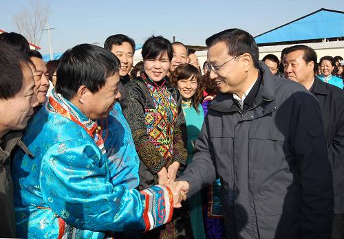 3月21日至22日,中共中央政治局常委、國務(wù)院副總理李克強在內(nèi)蒙古自治區(qū)考察。這是3月22日,李克強來到呼和浩特市南郊的金河鎮(zhèn)舍必崖村奶牛養(yǎng)殖小區(qū)綜合服務(wù)站,看望各族職工和村民。新華社記者劉衛(wèi)兵攝