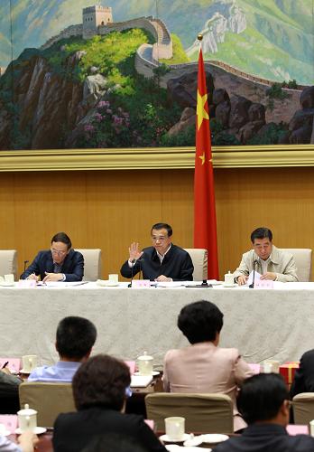 5月13日,中共中央政治局常委、國務(wù)院副總理、國務(wù)院食品安全委員會(huì)主任李克強(qiáng)在北京出席全國食品安全工作專題會(huì)議暨省部級領(lǐng)導(dǎo)干部加強(qiáng)食品安全監(jiān)管專題研討班結(jié)業(yè)式,聽取匯報(bào)并講話。新華社記者 龐興雷 攝