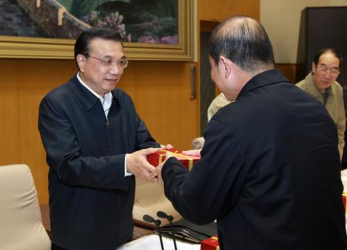 這是會(huì)前,李克強(qiáng)為研討班學(xué)員頒發(fā)證書。新華社記者 龐興雷 攝