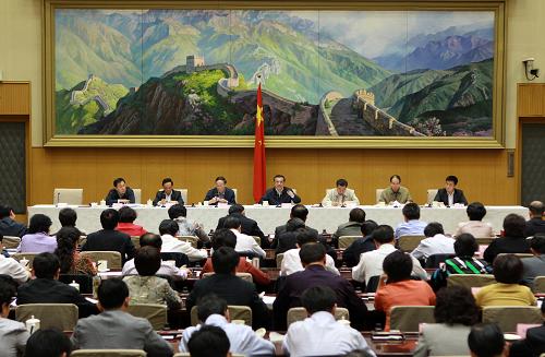 5月13日,中共中央政治局常委、國務(wù)院副總理、國務(wù)院食品安全委員會(huì)主任李克強(qiáng)在北京出席全國食品安全工作專題會(huì)議暨省部級領(lǐng)導(dǎo)干部加強(qiáng)食品安全監(jiān)管專題研討班結(jié)業(yè)式,聽取匯報(bào)并講話。新華社記者 龐興雷 攝