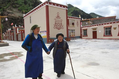 夾金村村民在村中心廣場散步(5月12日攝)。新華社記者 李明放 攝