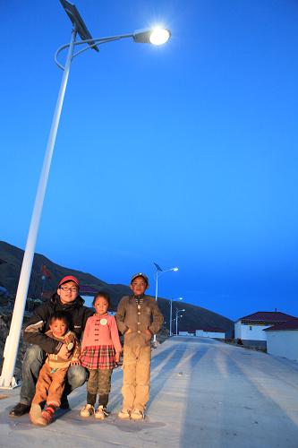 玉樹(shù)甘達(dá)新村建成的太陽(yáng)能路燈(5月7日攝)。 據(jù)悉,2010年由中華環(huán)境保護(hù)基金會(huì)清潔發(fā)展基金啟動(dòng)并陸續(xù)實(shí)施的“金太陽(yáng)援助工程”,在玉樹(shù)甘達(dá)新村建起了60盞太陽(yáng)能路燈,在上拉秀鄉(xiāng)日瑪村建起若干太陽(yáng)能照明燈。新華社發(fā)