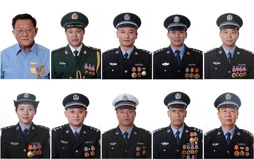 由公安部與中央電視臺共同舉辦的第四屆“我最喜愛的人民警察”評選結(jié)果6月12日在京正式揭曉,來自全國各級公安機(jī)關(guān)的10 這10位民警分別是:公安部刑偵局刑偵專家烏國慶、四川省甘孜州爐霍縣公安消防大隊大隊長卻吉尼瑪、江蘇省徐州市公安局網(wǎng)絡(luò)安全保衛(wèi)支隊政委李晴、湖北省武漢市公安局特警支隊突擊大隊副大隊長譚紀(jì)雄、河北省滄州市公安局渤海新區(qū)分局黃驊新城派出所所長周希勝(上排從左至右);貴州省貴陽市公安局特警支隊林豹突擊隊副大隊長潘琴、天津市公安局大港分局海濱派出所民警顧金鐘、湖南省吉首市公安局交警大隊矮寨中隊民警吳浩、廣東省汕頭市公安局巡警支隊民警莊宜生、山西省太原市公安局萬柏林分局建礦派出所民警張世平(下排從左至右)。新華社記者 袁滿 攝