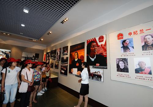 6月14日,游客在西溝展覽館參觀。新華社記者 燕雁 攝
