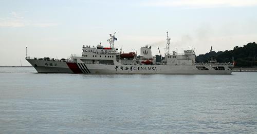 6月19日,中國(guó)海事巡視船“海巡31”號(hào)進(jìn)入新加坡港口海域。新華社記者陳濟(jì)朋攝