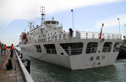 6月19日,中國(guó)海事巡視船“海巡31”號(hào)在新加坡郵輪碼頭靠岸。新華社記者陳濟(jì)朋攝