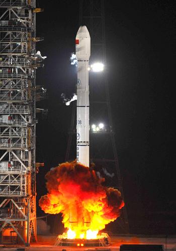 6月21日,在西昌發(fā)射中心,“中星10號”衛(wèi)星點(diǎn)火升空。當(dāng)日,我國在西昌衛(wèi)星發(fā)射中心用“長征三號乙”運(yùn)載火箭,成功將“中星10號”衛(wèi)星送入太空預(yù)定轉(zhuǎn)移軌道。 新華社記者羅曉光攝