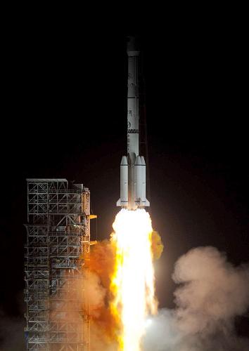 6月21日,在西昌衛(wèi)星發(fā)射中心,“中星10號”衛(wèi)星點(diǎn)火升空。新華社記者羅曉光攝