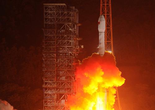 6月21日,在西昌衛(wèi)星發(fā)射中心,“中星10號”衛(wèi)星點(diǎn)火升空。新華社記者羅曉光攝