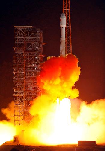 6月21日,在西昌衛(wèi)星發(fā)射中心,“中星10號”衛(wèi)星點(diǎn)火升空。新華社記者羅曉光攝