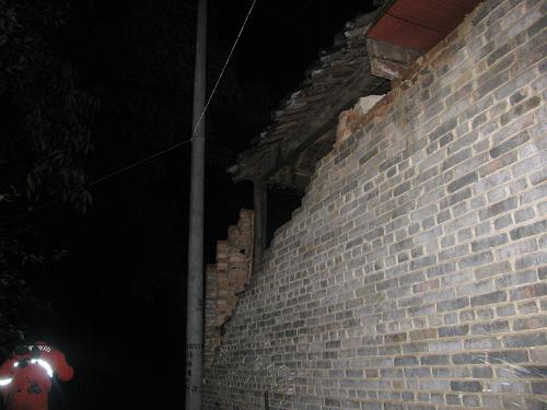 這是6月20日晚拍攝的騰沖地震災(zāi)區(qū)照片。新華社發(fā)