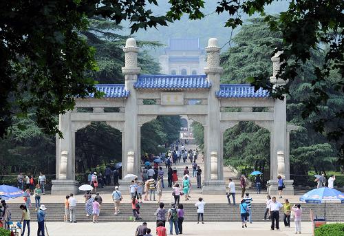 6月20日,游人在中山陵博愛牌坊附近觀光。在經(jīng)歷了20天的文物維護(hù)保養(yǎng)之后,南京中山陵陵寢將自6月21日起對游客開放。為紀(jì)念辛亥革命百年,緬懷孫中山先生,南京中山陵園管理局自6月1日至6月20日,關(guān)閉“天下為公”陵門,對陵門、碑亭內(nèi)部、石臺階及兩側(cè)欄桿、祭堂、墓室等文物本體實施了維護(hù)保養(yǎng)。這是中山陵建陵80多年來,進(jìn)行的規(guī)模較大的一次室內(nèi)文物維護(hù)保養(yǎng)工程。 新華社記者 孫參攝