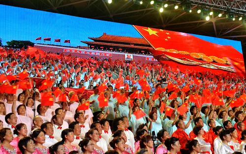 6月21日,在北京石景山區(qū)“慶祝建黨90周年紅歌會(huì)”上,千余名軍民共同高唱《沒有共產(chǎn)黨就沒有新中國》。 當(dāng)日,“頌歌獻(xiàn)給黨”石景山區(qū)慶祝中國共產(chǎn)黨成立90周年紅歌會(huì)在北京市石景山體育館舉行,來自駐區(qū)機(jī)關(guān)、部隊(duì)、院校、社區(qū)居民等數(shù)千人參加了紅歌演唱活動(dòng)。紅歌會(huì)分為三個(gè)篇章,以舞蹈、獨(dú)唱、小合唱、大合唱等多種形式,歌頌中國共產(chǎn)黨90周年的光輝歷程。新華社發(fā)(李文明 攝)