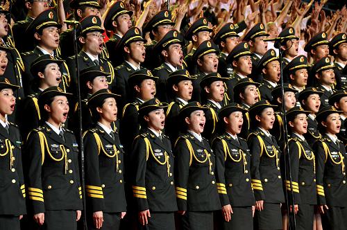 6月21日,在北京石景山區(qū)“慶祝建黨90周年紅歌會(huì)”上,北京軍區(qū)政治部戰(zhàn)友文工團(tuán)合唱隊(duì)高唱《中國人民志愿軍軍歌》。新華社發(fā)(李文明 攝)