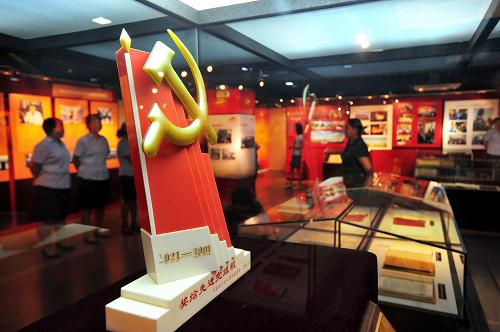 6月21日,參觀者在天津市檔案館愛國主義教育基地展覽大廳觀看紀念中國共產黨成立90周年館藏檔案資料圖片展。新華社發(fā)(王曉明 攝)