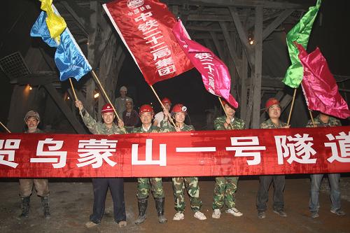 6月29日,職工在貫通的隧道外合影留念。當(dāng)日,由中國鐵建二十二集團(tuán)公司承擔(dān)的國家重點(diǎn)工程貴昆鐵路六(盤水)沾(益)復(fù)線全線控制工期的長大隧道之一的烏蒙山1號(hào)隧道全線順利貫通。貴昆鐵路六沾復(fù)線全長217公里,設(shè)計(jì)時(shí)速160公里,計(jì)劃2012年建成通車。中國鐵建二十二局集團(tuán)公司承擔(dān)的烏蒙山1號(hào)隧道全長6451米,是全線三座長大隧道控制工期的“咽喉”工程,是我國現(xiàn)施工少見的高瓦斯、高風(fēng)險(xiǎn)既有一級風(fēng)險(xiǎn)的隧道之一。中國鐵建二十二局集團(tuán)公司千余參建職工克服高寒作業(yè),在面對地質(zhì)特別復(fù)雜的情況下,精心施工,歷時(shí)4年多時(shí)間終于順利貫通,為全線如期通車奠定基礎(chǔ)。 新華社發(fā)(武新才攝)