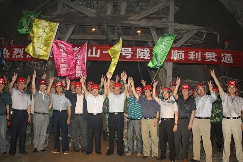 6月29日,職工在貫通的隧道外合影留念。新華社發(fā)(武新才攝)