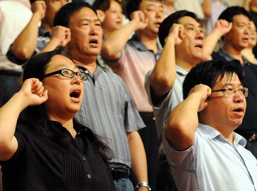 6月29日,共產(chǎn)黨員在重溫入黨誓詞。新華社記者 唐召明 攝