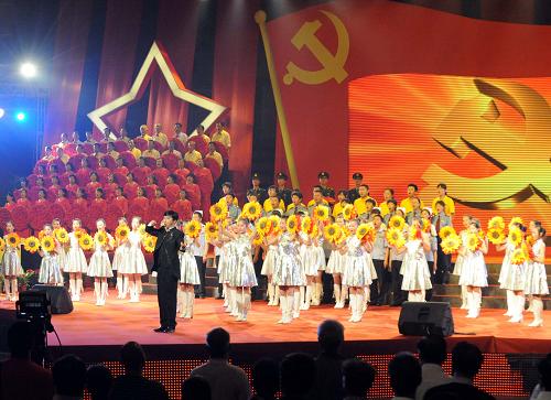 6月29日,全體合唱《沒有共產(chǎn)黨就沒有新中國》。新華社記者 唐召明 攝