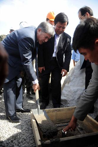 7月28日,在吉爾吉斯斯坦南部賈拉拉巴德州巴扎爾霍爾甘地區(qū)阿科曼,吉爾吉斯斯坦政府總理阿坦巴耶夫(左)參加開工儀式。 當(dāng)天,吉爾吉斯斯坦南部電網(wǎng)改造項目500千伏“達(dá)特卡”變電站建設(shè)開工儀式在吉南部賈拉拉巴德州巴扎爾霍爾甘地區(qū)阿科曼隆重舉行。該項目是中國政府優(yōu)惠出口買方信貸項目,投資達(dá)2.08億美元。作為中吉兩國建交以來最大的政府項目,該項目的建成,將使吉爾吉斯斯坦南部形成獨(dú)立電網(wǎng),極大改善當(dāng)?shù)仉娋W(wǎng)的輸配電能力,提高南部水電站的送出能力,提高供電可靠性和安全性,改善吉爾吉斯斯坦南部各大城市的用電狀況及當(dāng)?shù)厝嗣裆畹臈l件。新華社記者沙達(dá)提攝