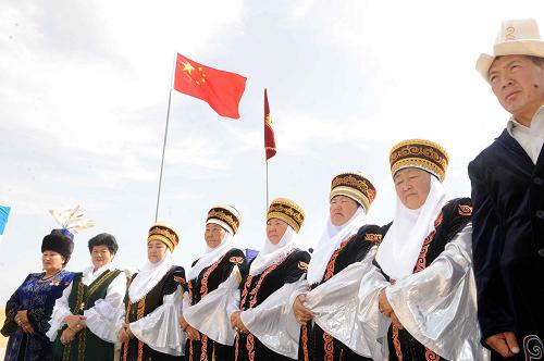 7月28日,在吉爾吉斯斯坦南部賈拉拉巴德州巴扎爾霍爾甘地區(qū)阿科曼,身著吉爾吉斯傳統(tǒng)服飾的群眾參加開工儀式。新華社記者沙達(dá)提攝