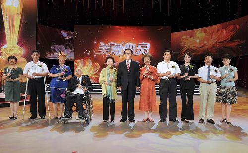 9月5日,中共中央政治局常委李長(zhǎng)春在北京觀看為慶祝2011年教師節(jié)錄制的大型主題晚會(huì)《美麗心靈——獻(xiàn)給老師的歌》,并為2011年度“全國(guó)教書育人楷模”頒獎(jiǎng)。這是李長(zhǎng)春與獲得“全國(guó)教書育人楷模”的教師合影。 新華社記者謝環(huán)馳攝