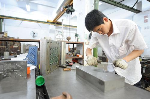 9月2日,經(jīng)緯實(shí)業(yè)員工在開發(fā)遙控玩具汽車模具。新華社發(fā)記者 盧漢欣 攝