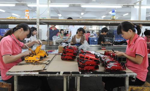 9月2日,員工在組裝遙控玩具汽車。