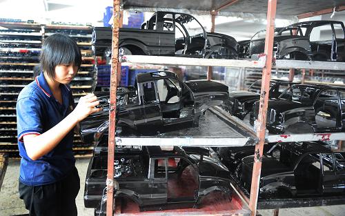 9月2日,員工在為遙控玩具汽車上色。新華社發(fā)記者 盧漢欣 攝