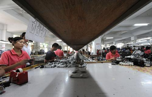 9月2日,員工在組裝遙控玩具汽車。新華社發(fā)記者 盧漢欣 攝