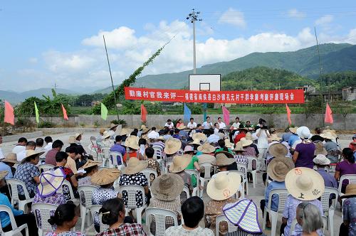 9月14日,村民在福建省閩侯縣白沙鎮(zhèn)孔元村舉行的“勤廉村官我來評”現(xiàn)場會上。當(dāng)日,福建省閩侯縣白沙鎮(zhèn)孔元村舉行一場別開生面的“勤廉村官我來評”現(xiàn)場會?,F(xiàn)場會由村民出題,村官答題,以一問一答的形式進行。村民對村財、村務(wù)、廉潔等自己關(guān)心的問題一一提問,村民問得仔細(xì),村官答得認(rèn)真。村民根據(jù)村官的德、能、勤、績、廉等方面的綜合表現(xiàn)進行民主測評,并現(xiàn)場公布測評結(jié)果。 新華社記者張國俊攝