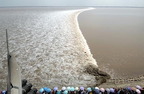 9月14日,游客在浙江海寧市鹽官觀潮景區(qū)觀看“一線潮”景觀。當日是農(nóng)歷八月十八,是錢塘江大潮前一天,許多游客來到浙江海寧市鹽官觀潮景區(qū)觀看錢塘江潮。錢塘江大潮號稱“天下第一潮”,中秋和農(nóng)歷八月十八前后是觀看錢塘江潮的最佳時機,有“八月十八潮,壯觀天下無”的名句,每年都會吸引數(shù)十萬中外游客前來觀看。新華社記者 鞠煥宗 攝