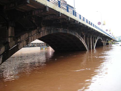9月19日,洪水通過國道318線四川省達(dá)州市渠縣渠江大橋。 據(jù)四川省防汛辦消息,連日強(qiáng)降雨造成巴河、渠江河水陡漲,出現(xiàn)超警戒超保證水位。強(qiáng)降雨還造成渠江形成特大洪峰。渠江渠縣三匯水文站19日8時(shí)30分出現(xiàn)洪峰,超保證水位6.67米,流量29400立方米每秒,為超歷史實(shí)測記錄洪水。渠縣縣委、縣政府已組織全縣各級(jí)、各部門黨員干部抗洪搶險(xiǎn)。 新華社發(fā)(鄧良奎 攝)