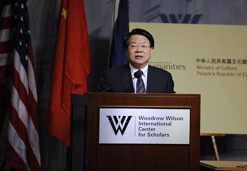 9月21日,在美國首都華盛頓威爾遜中心,中國文化部長蔡武發(fā)表題為《中國文化與中國和平發(fā)展》的演講。當(dāng)日,蔡武通過介紹和諧在中國文化傳統(tǒng)中的核心地位,闡述了中國堅持和平發(fā)展的文化根源,并表達了當(dāng)今中國對和諧社會與和諧世界的追求。 新華社記者張軍攝