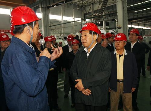 9月20日至21日,中共中央政治局常委、全國政協(xié)主席賈慶林在寧夏調(diào)研。這是9月21日,賈慶林來到青銅峽鋁業(yè)股份有限公司,詳細(xì)了解企業(yè)提高工藝技術(shù)水平、優(yōu)化產(chǎn)品結(jié)構(gòu)、加強(qiáng)節(jié)能減排等方面情況。 新華社記者劉衛(wèi)兵攝
