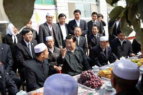 9月20日至21日,中共中央政治局常委、全國政協(xié)主席賈慶林在寧夏調(diào)研。這是9月21日,賈慶林來到永寧縣閩寧鎮(zhèn)移民新區(qū),看望從西吉、海原搬遷過來的移民,坐在移民家中的小院中與村民交談,詢問他們移民后的生產(chǎn)生活情況。 新華社記者劉衛(wèi)兵攝
