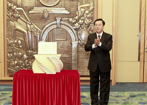 11月8日,中共中央政治局委員、國務(wù)院副總理張德江在北京人民大會堂出席《中國電機工業(yè)發(fā)展史》首發(fā)式?!吨袊姍C工業(yè)發(fā)展史——百年回顧與展望》首發(fā)式8日在北京人民大會堂隆重舉行。江澤民倡導(dǎo)編寫該書并作序和題寫書名。中共中央政治局委員、國務(wù)院副總理張德江和路甬祥、曾培炎等出席首發(fā)式并講話。 新華社記者丁林?jǐn)z
