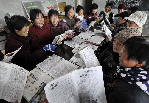 11月30日,山西省萬榮縣王顯鄉(xiāng)王正村的留守婦女在“農(nóng)家女書社”讀書看報。新華社發(fā)(閆鑫 攝)