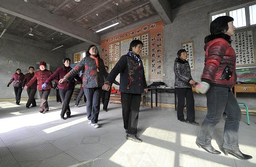11月30日,婦女們在潘省莉的“農(nóng)家女書社”內(nèi)跳舞。新華社發(fā)(閆鑫 攝)
