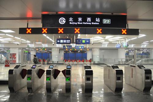 12月6日,一名男子在地鐵9號(hào)線(xiàn)北京西站站檢票機(jī)旁走過(guò)。日前,北京地鐵9號(hào)線(xiàn)南段加緊空載試運(yùn)行,有望年底通車(chē)。這條線(xiàn)路將在北京西客站設(shè)站,西客站將告別不通地鐵的歷史。北京地鐵9號(hào)線(xiàn)南段從郭公莊站至北京西站站,共9站,全長(zhǎng)10.8公里。新華社發(fā)(李朝臻 攝)