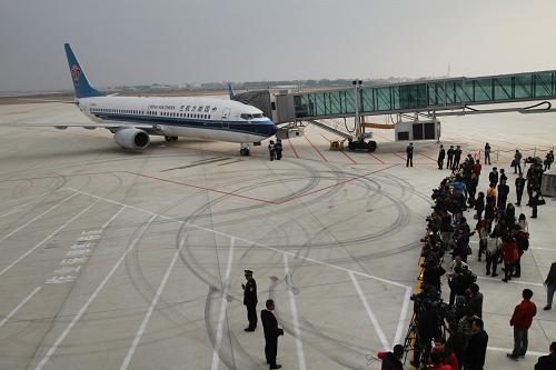 12月15日,揭陽潮汕機(jī)場(chǎng)首個(gè)出港航班CZ3855搭起旅客登機(jī)橋。當(dāng)日,揭陽潮汕機(jī)場(chǎng)正式啟用,成為廣東第三大民用機(jī)場(chǎng)。該機(jī)場(chǎng)位于汕頭市、揭陽市、潮州市三市交界處,將給該地區(qū)旅客的出行帶來便利。 新華社發(fā)(郭海 攝)