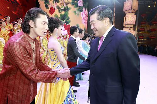 這是演出結(jié)束后,賈慶林等領(lǐng)導(dǎo)同志走上舞臺,與演職人員親切握手,祝賀演出成功。新華社記者 丁林 攝