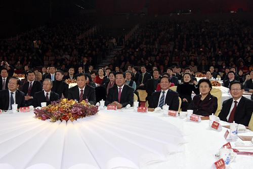1月12日,“文化中國·四海同春——2012全球華僑華人新春晚會”在北京國家會議中心舉行。中共中央政治局常委、全國政協(xié)主席賈慶林等領(lǐng)導(dǎo)同志出席觀看。新華社記者 丁林 攝