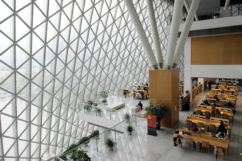 市民在深圳圖書館現(xiàn)代化的閱覽區(qū)內(nèi)借閱書籍(2月16日攝)。近日,隨著福田區(qū)103家公共圖書館正式加入全市圖書館“統(tǒng)一服務(wù)”,深圳市“圖書館之城”的統(tǒng)一服務(wù)網(wǎng)絡(luò)進一步拓展,現(xiàn)已包括深圳圖書館和龍崗區(qū)、坪山新區(qū)、鹽田區(qū)、羅湖區(qū)、南山區(qū)、福田區(qū)共147家公共圖書館及分布在全市的160個自助圖書館。一個數(shù)據(jù)庫、一個系統(tǒng)和一張讀者證,統(tǒng)一的服務(wù)規(guī)則打破了館與館之間的界限,覆蓋全城的圖書館服務(wù)體系和數(shù)字化服務(wù)網(wǎng)絡(luò)把豐富的文化信息資源送到了百姓身邊,基本實現(xiàn)了全市文獻資源的共享和大流通。作為完善公共文化服務(wù)體系的重要舉措之一,“十二五”期間,深圳的“圖書館之城”統(tǒng)一服務(wù)網(wǎng)絡(luò)將進一步拓展,自助圖書館將新增200個,納入統(tǒng)一服務(wù)網(wǎng)絡(luò)的圖書館(服務(wù)網(wǎng)點)數(shù)量也將進一步擴大,一張巨大的圖書館網(wǎng)將真正覆蓋全城、服務(wù)全民,為深圳居民提供功能完善、方便快捷的圖書館服務(wù),營造全城閱讀之氛圍,使閱讀成為深圳居民的一種生活習(xí)慣。 新華社記者 梁旭 攝