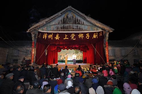 2月20日,寒冷的天氣擋不住村民們看戲的熱情。 山西晉城市自從2008年開始推行“文化低保”,由財(cái)政撥款為貧困山村的老百姓們送戲上門,讓老百姓在家門口就能免費(fèi)過(guò)足戲癮。據(jù)澤州縣上黨梆子劇團(tuán)團(tuán)長(zhǎng)李三團(tuán)介紹,“文化低保”推行以來(lái),劇團(tuán)每年下到60多個(gè)村子里,每個(gè)村子演4天7場(chǎng)戲。連臺(tái)好戲不僅讓老百姓高興了,劇團(tuán)的收入也提升了不少。 新華社記者 范敏達(dá) 攝