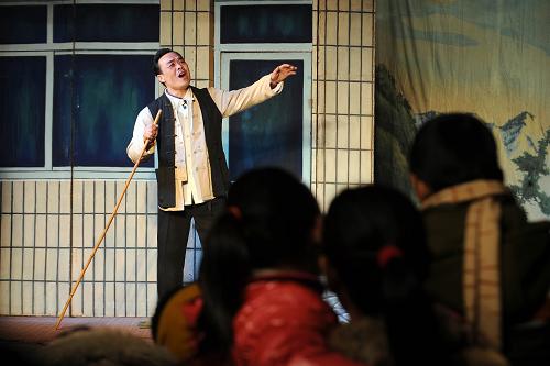 2月20日,澤州縣上黨梆子劇團(tuán)的演員在晉城北寨村為村民們表演現(xiàn)代劇《山妹》。新華社記者 范敏達(dá)