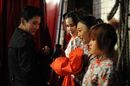 2月20日,澤州縣上黨梆子劇團(tuán)的演員們?cè)诤笈_(tái)對(duì)戲。新華社記者 范敏達(dá)
