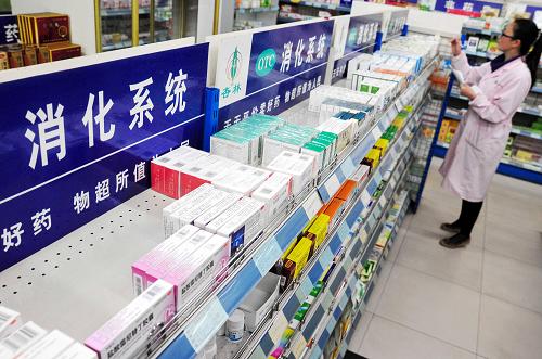 3月30日,在江西九江一家藥店,藥劑師在清點(diǎn)消化類藥品。國(guó)家發(fā)展和改革委員會(huì)3月30日宣布,從5月1日起,53個(gè)品種的消化系統(tǒng)類藥品最高零售限價(jià)平均下調(diào)17%。其中高價(jià)藥品平均降幅22%,預(yù)計(jì)每年可減輕消費(fèi)者負(fù)擔(dān)30多億元。新華社發(fā)(胡國(guó)林 攝)