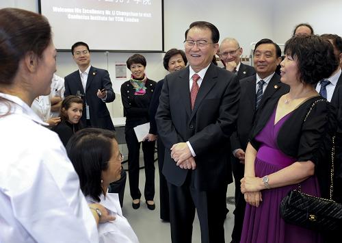 4月18日,中共中央政治局常委李長春來到倫敦南岸大學(xué)中醫(yī)孔子學(xué)院參觀考察并出席該院成立5周年慶典。這是李長春與學(xué)員親切交談。新華社記者馬占成攝