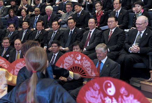 4月18日,中共中央政治局常委李長春來到倫敦南岸大學(xué)中醫(yī)孔子學(xué)院參觀考察并出席該院成立5周年慶典。這是李長春在觀看學(xué)生們表演中國舞蹈。新華社記者馬占成攝